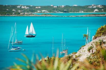 Barcos de vela en la isla Stocking, frente al puerto de Georgetown, en las Bahamas.