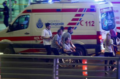 Enfermeros trasladan heridos a los hospitales, del aeropuerto Internacional Atatürk.