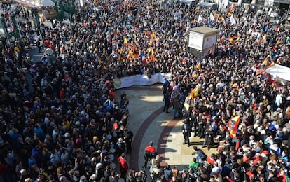 La comitiva, que ha ocupado prácticamente toda la calle Xàtiva y la explanada de la Estación del Norte de Valencia, ha exhibido cientos de banderas de España con la figura de un toro superpuesta y ha coreado constantemente: "libertad, libertad".