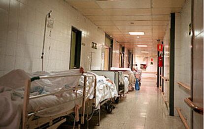 Pacientes del hospital La Paz (Madrid), en un pasillo del servicio de urgencias en enero de 2001.