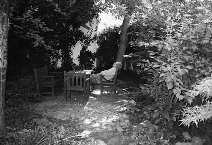 Robert Frank descansando en el jardin de Steidl durante la revision de 'Los Americanos', Gotinga, 2007. 