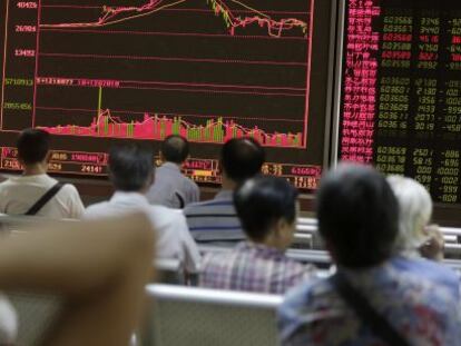 Inversores chinos frente a pantallas que muestran la evoluci&oacute;n de su mercado