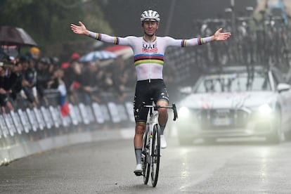 Tadej Pogacar celebra su victoria en carrera del 107º Giro dell'Emilia.