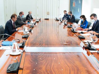 Mesa de la reunión mantenida esta tarde entre el Gobierno español y la dirección de Airbus en La Moncloa. Frente a frente, el consejero delegado de la compañía, Gillaume Faury, y el presidente del Gobierno, Pedro Sánchez.