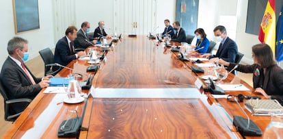 Mesa de la reunión mantenida esta tarde entre el Gobierno español y la dirección de Airbus en La Moncloa. Frente a frente, el consejero delegado de la compañía, Gillaume Faury, y el presidente del Gobierno, Pedro Sánchez.