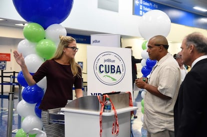 Pasajeros en el Aeropuerto Internacional de Fort Lauderdale en Florida (EE.UU) embarcan en el vuelo de jetBlue hacia Cuba. 