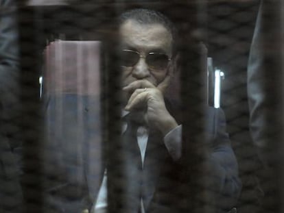 Hosni Mubarak escucha el veredicto, este s&aacute;bado en El Cairo.