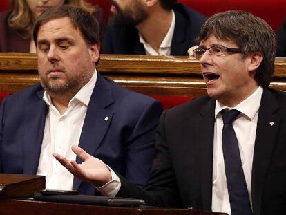 Oriol Junqueras i Carles Puigdemont, en un ple del Parlament.