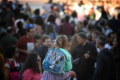 Una niña a hombros de su padre el primer día de colegio, a 9 de septiembre de 2024, en Madrid.