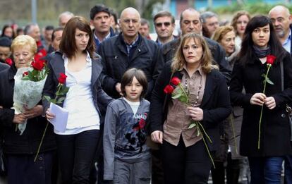 La viuda y los tres hijos de Isaías Carrasco durante el homenaje celebrado hoy en Mondragaón.