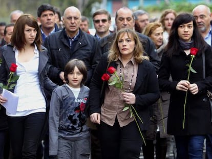 La viuda y los tres hijos de Isaías Carrasco durante el homenaje celebrado hoy en Mondragaón.