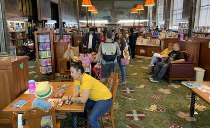 Ambiente en la Biblioteca Central de Los Ángeles durante el Libros Festival, este sábado. 