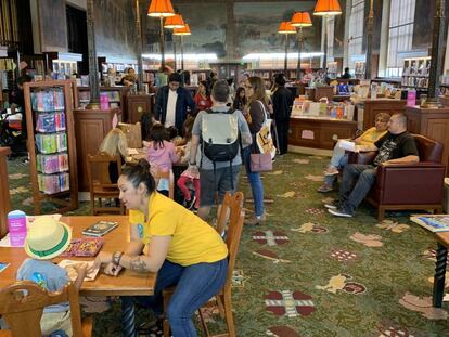 Ambiente en la Biblioteca Central de Los Ángeles durante el Libros Festival, este sábado. 