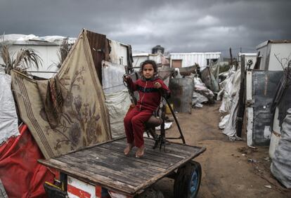 Una niña palestina durante un período de clima frío en un barrio empobrecido a las afueras de la ciudad de Gaza (Palestina).