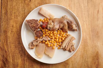 Manitas de cerdo y carnes del cocido, en una imagen proporcionada por La Cocina de Frente.