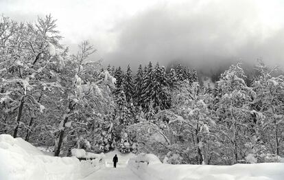 Un hombre camina por un paisaje cubierto por la nieve, el 9 de enero de 2019, en Obertauern, Austria. 