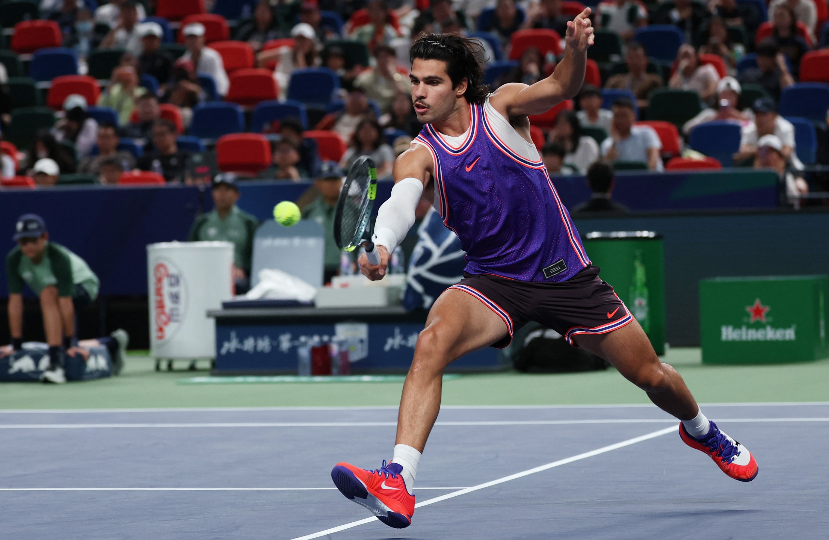 Alcaraz defeats Cerúndolo in his premiere at the Masters of Shanghai