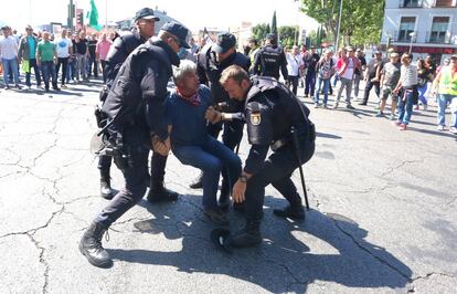 Uno de los manifestantes es detenido por la policía de Madrid.