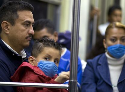 Usuarios del metro de México DF usan máscaras para evitar contagiarse de la gripe porcina.