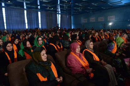 Mujeres afganas asistentes a un mitin del presidente de Afganista, Hamid Karzai durante un acto para conmemorar el Día Internacional de la Mujer en Kabul.