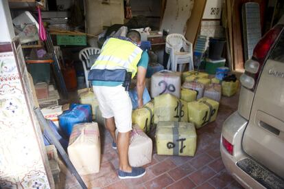 La droga incautada por los agentes de policía se encontraba en el garaje de la vivienda. Durante la operación, cuatro hombres, uno de ellos identificado, lograron huir de la casa.