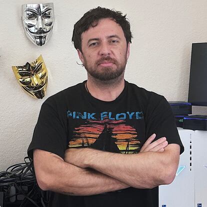 Alejandro Cáceres, pero se le conoce como P4x (su alias de hacker). Hyperion Gray, LLC. CEO, Hacker. En una foto cedida por él.