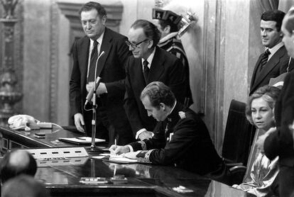 El rey Juan Carlos firma la Constituci&oacute;n en el Congreso, en diciembre de 1978.