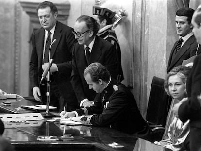 King Juan Carlos signs the Constitution in Congress in December 1978.