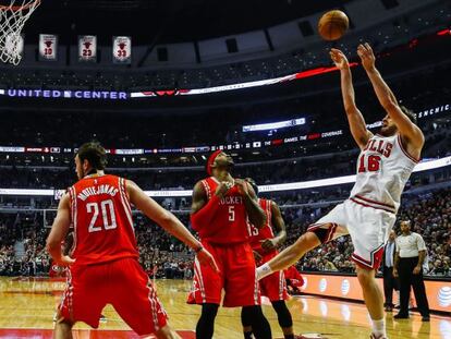 Pau Gasol, de los Chicago Bulls, ante el lituano Donatas Motiejunas (i) y Josh Smith (c) de los Houston Rockets.