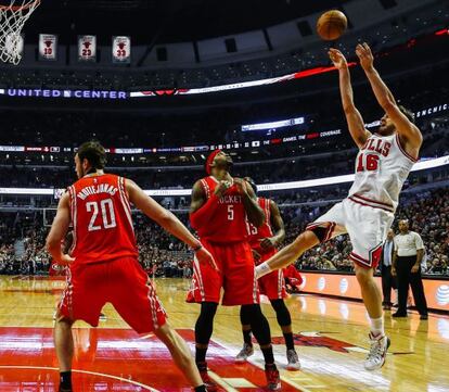 Gasol davant el lituà Donatas Motiejunas i Josh Smith dels Houston Rockets.