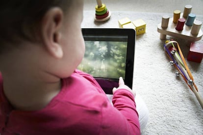 Un niño con una tableta.