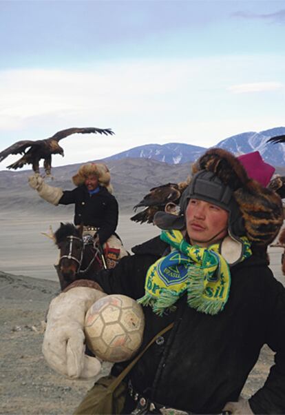 Rápidos como el viento, y sigilosos como depredadores, los mongoles demuestran que también son excelentes futbolistas.