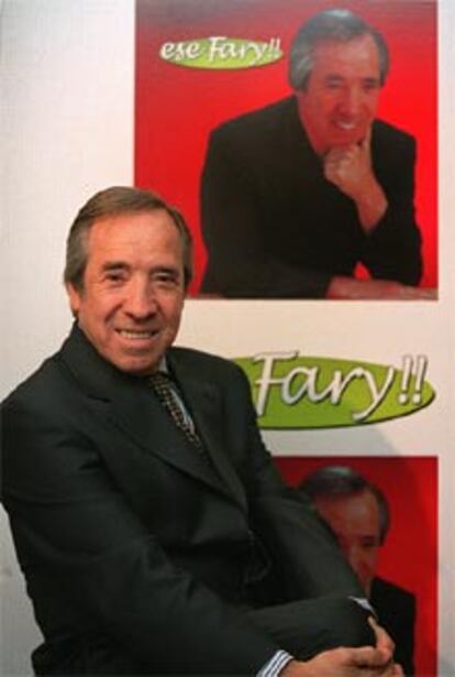 José Luis Cantero, <b></b><i>El Fary,</i> con la portada de su nuevo disco. PLANO MEDIO - RETRATO