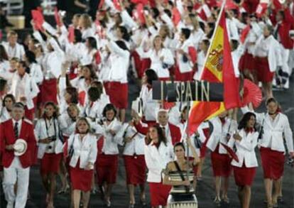 Otro de los momentos más emotivos de la ceremonia ha sido el desfile de los 202 países participantes con un orden distinto al habitual, ya que se ha usado el alfabeto griego. La delegación espñaola, con la judoka Isabel Fernández al frente, ha aparecido en el puesto 67.