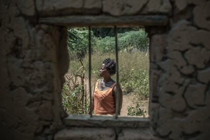 Celine, al otro lado de la ventana de una de las precarias viviendas de Batangafo.
