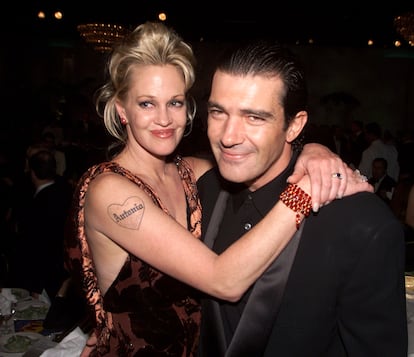 Melanie Griffith luciendo uno de los tatuajes más famosos de los noventa, el que dedicó a su entonces marido Antonio Banderas.