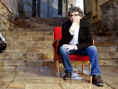El cantautor canario Pedro Guerra y su guitarra. Las canciones no se ven, pero están ahí.