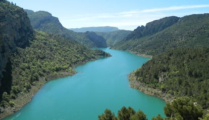 Banyar-se al congost de Mont-rebei és banyar-se a l’últim gran congost de Catalunya que es manté verge. Les parets del congost arriben a assolir més de 500 metres de caiguda vertical, amb punts on l'amplada mínima és de només de 20 metres. Un desafiament per al vertigen. El congost està format pel riu Noguera Ribagorçana i separa el Montsec d'Ares (Catalunya) del Montsec d’Estall (Aragó). Recórrer amb un caiac els set quilòmetres del tram en què l'aigua s'endinsa entre les roques no exigeix una forma física excepcional i representa tota una experiència per als sentits.