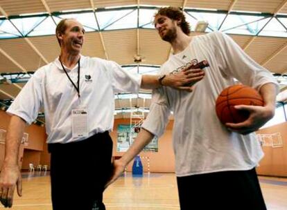 Iavaroni y Gasol durante un entrenamiento de los Memphis Grizzlies.