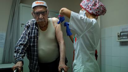 Una persona recibe la primera dosis de la vacuna de Pfizer en el CAP d'Horta de Barcelona.
