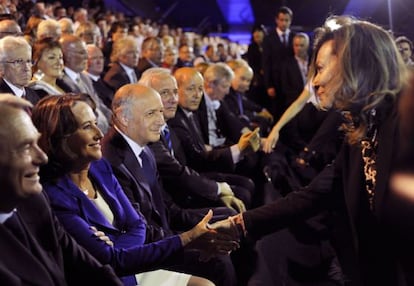 Valérie Trierweiler estrecha la mano a Ségolène Royal, el pasado 4 de abril en Rennes.