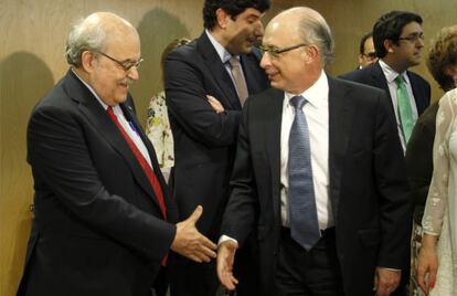El consejero catalán Mas-Colell saluda al ministro Montoro