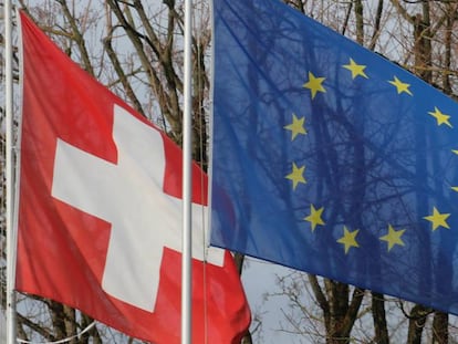 Banderas de Suiza y la UE en Steinhausen (Suiza).