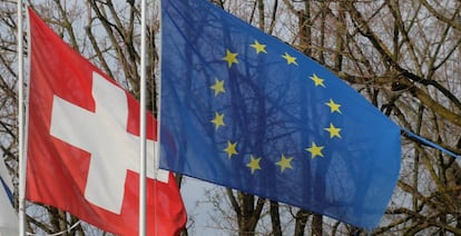 Banderas de Suiza y la UE en Steinhausen (Suiza).