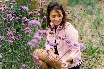 "El contacto con la tierra es esencial para mi salud mental. Desde que trabajo con plantas no tengo bajones emocionales", afirma Lavault.