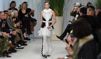 Una modelo con un diseño en el desfile de Loewe, en París.