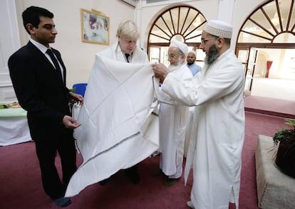 Boris Johnson durante evento de campanha como candidato do Partido Conservador para a Prefeitura de Londres. Na foto, ele veste um xale de membros da comunidade local em uma visita à Mesquita Husseini em Northholt, em 4 de abril de 2008 em Londres (Reino Unido).