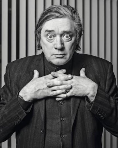 Blixa Bargeld, retratado para ICON poniendo cara de personita a la que te llevarías a cenar, a pesar de saber que después del postre te arrancaría la cabeza.