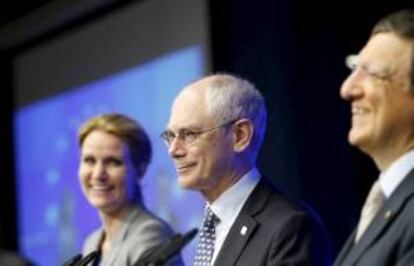 (i-d) La primera ministra danesa, Helle Thorning Schmidt; el presidente del Consejo Europeo, Herman Van Rompuy, y el presidente de la Comisión Europea, José Manuel Durao Barroso, en una rueda de prensa conjunta tras finalizar la cumbre de jefes de Estado y de Gobierno de la Unión Europea en Bruselas hoy.