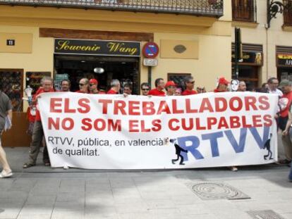 Protesta de los trabajadores de RTVV contra el ERE ante el Palau de la Generalitat.